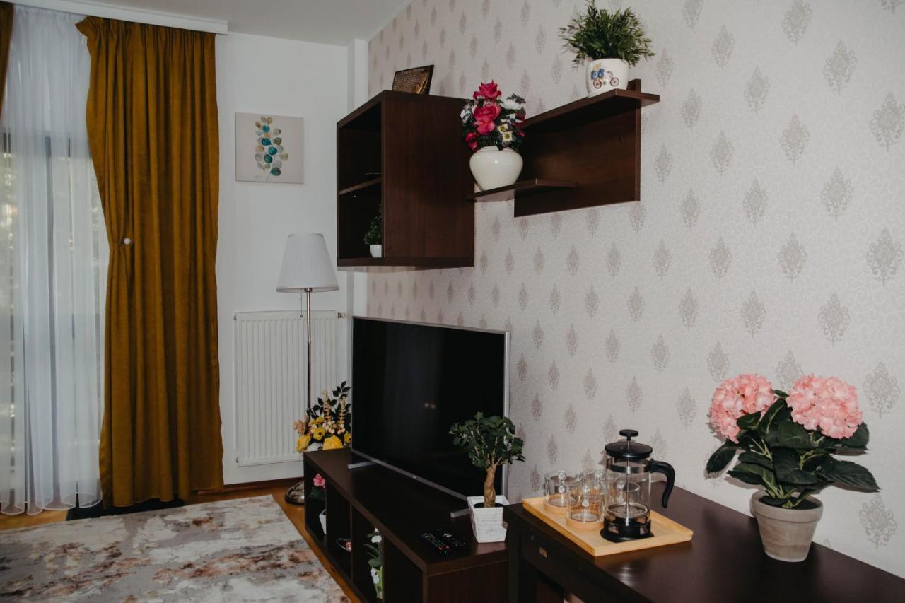 Hugo Mountain Apartment Sinaia Bagian luar foto